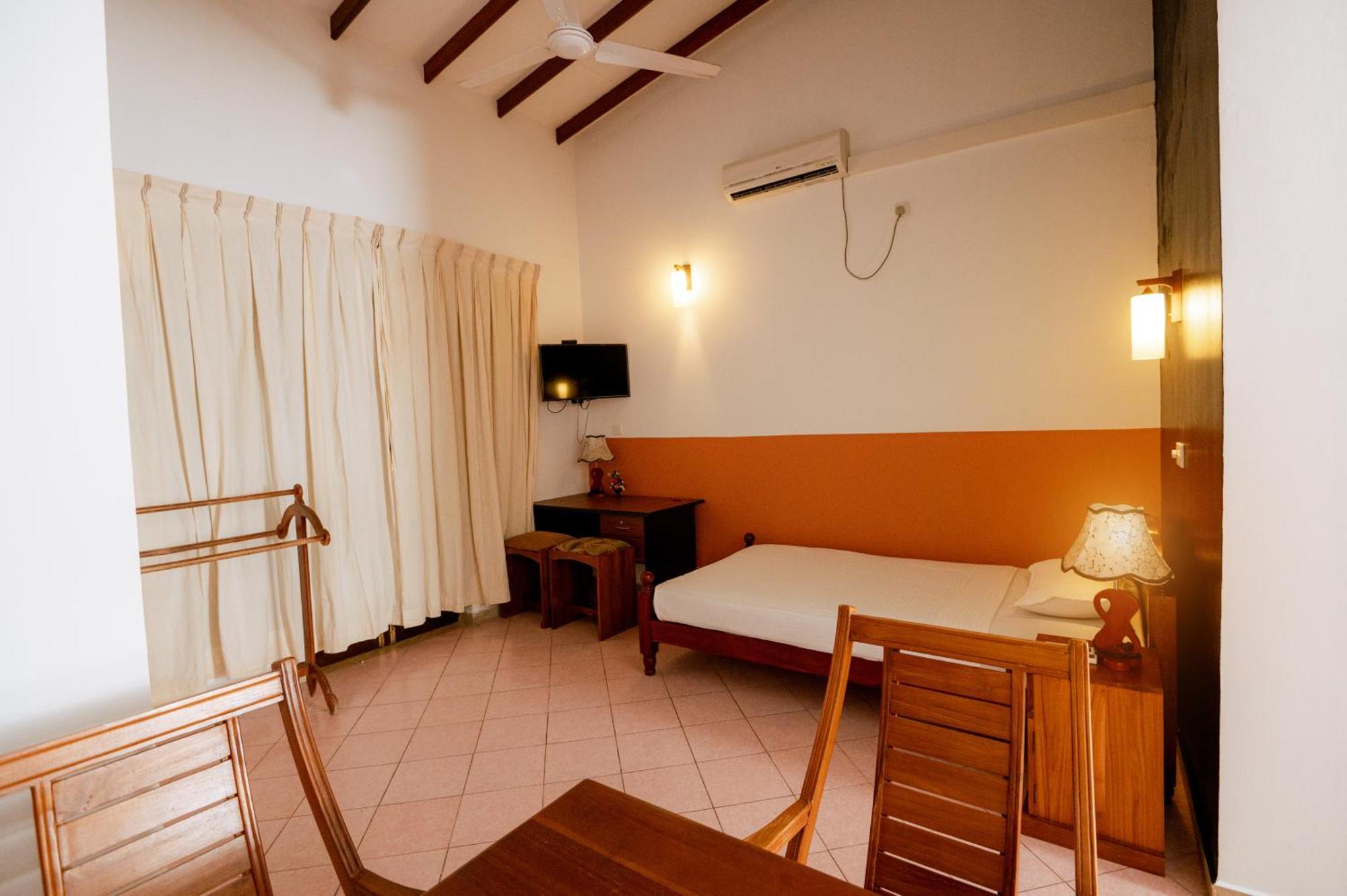 Prince Beach Hotel Бентота Экстерьер фото
